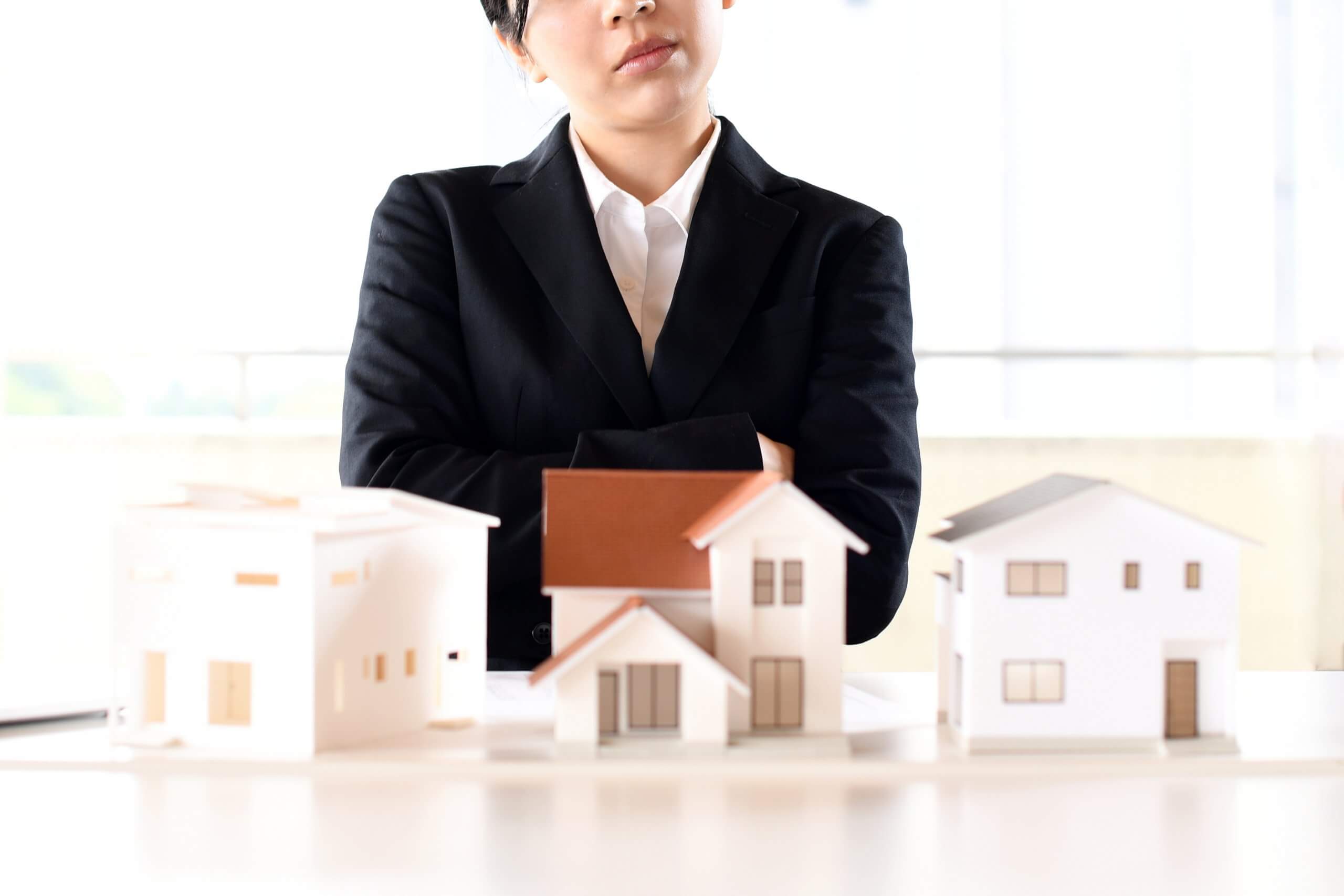 建て替えかリフォームで迷う女性